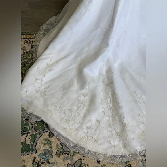 David's Bridal Women's Size 10 Elegant White Embroidered/Beaded Wedding  Dress